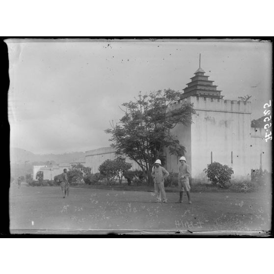 Yaoundé. Le poste et la grande rue. [légende d'origine]