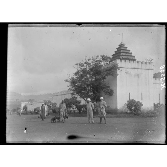 Yaoundé. Le poste et la grande rue. [légende d'origine]