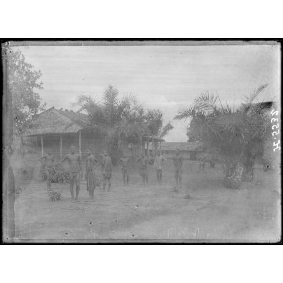 Route de Yaoundé à Yoko. N'Koumétou. Case à passagers. [légende d'origine]