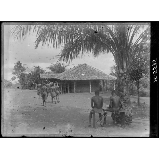 Route de Yaoundé à Yoko. N'Koumétou, aspect du village. [légende d'origine]