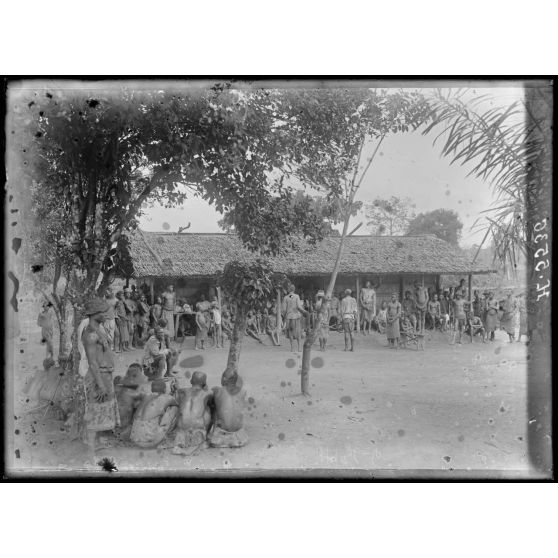 Route de Yaoundé à Yoko. Issalé. Une séance de justice indigène. [légende d'origine]