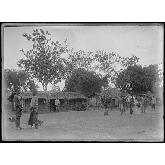 Route de Yaoundé à Yoko. Issalé. Aspect du village. [légende d'origine]