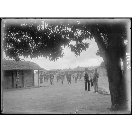 Route de Yaoundé à Yoko. Issalé. Aspect du village. [légende d'origine]