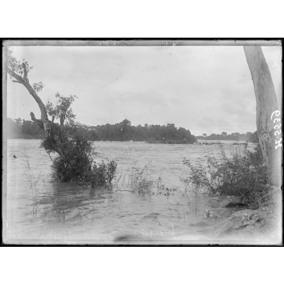 Route de Yaoundé à Yoko. Chutes de Nachtigal sur la Sanaga : chute droite. [légende d'origine]