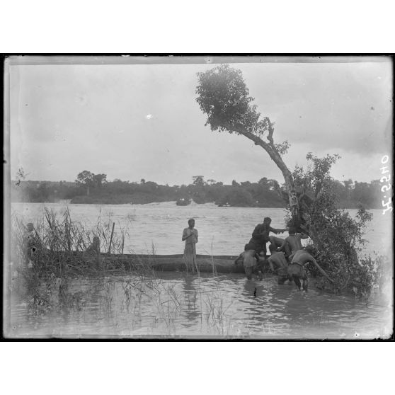 Route de Yaoundé à Yoko. Chutes de Nachtigal sur la Sanaga : chute du centre. [légende d'origine]