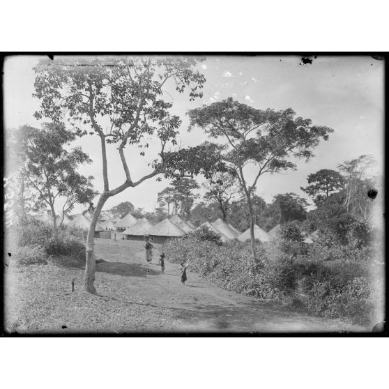 Route de Yaoundé à Yoko. Niam. Vue générale du village Babouté. [légende d'origine]