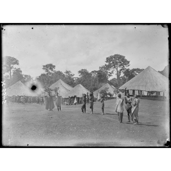 Route de Yaoundé à Yoko. Niam. Le village Babouté. [légende d'origine]