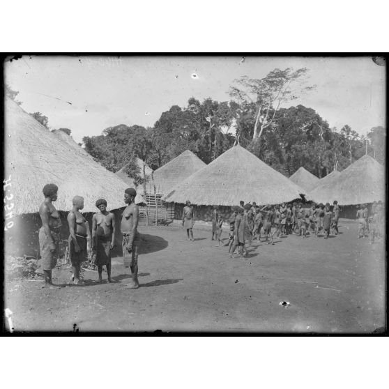 Route de Yaoundé à Yoko. Niam. Le village Babouté. [légende d'origine]