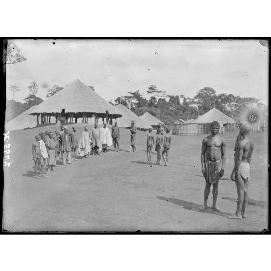 Route de Yaoundé à Yoko. Niam. Le village Babouté. [légende d'origine]