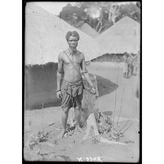 Route de Yaoundé à Yoko. Niam. Type de Babouté, homme. [légende d'origine]