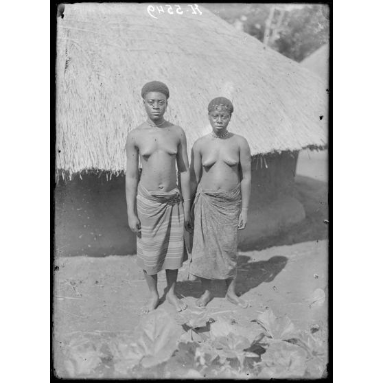 Route de Yaoundé à Yoko. Niam. Type de Babouté, femmes. [légende d'origine]