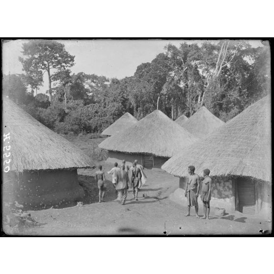 Route de Yaoundé à Yoko. Niam. Coin du village Babouté. [légende d'origine]