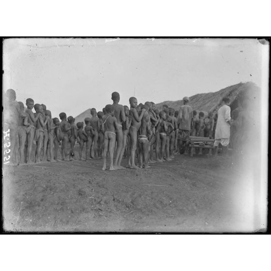 Landi. Indigènes à la vaccination. [légende d'origine]