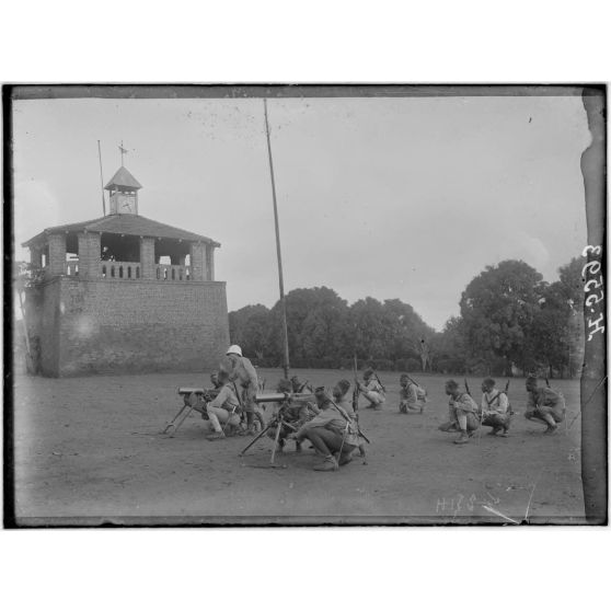 Yaoundé. Exercices de mitrailleuses sur la place d'armes. [légende d'origine]