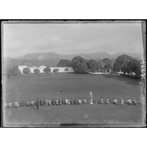 Yaoundé. Exercices de mitrailleuses sur la place d'armes. [légende d'origine]