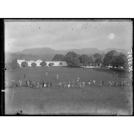 Yaoundé. Exercices de mitrailleuses sur la place d'armes. [légende d'origine]