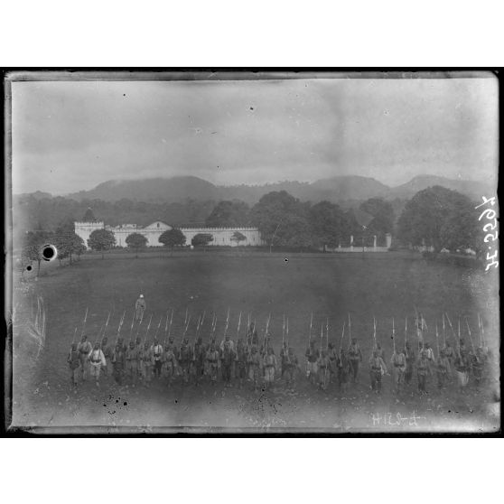 Yaoundé. Tirailleurs sur la place d'armes. [légende d'origine]