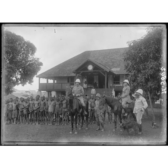 Yaoundé. Coin du pste et la première Française venue à Yaoundé. [légende d'origine]