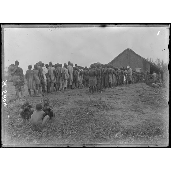 Yoko. Indigènes à la vaccination. [légende d'origine]