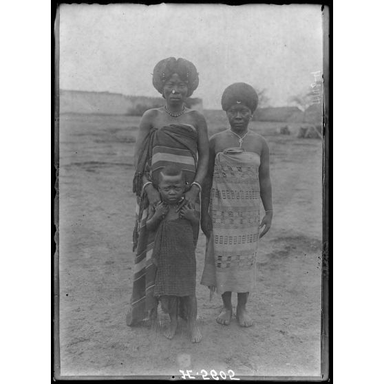 Yoko. Type de femme et enfant Babouté. [légende d'origine]