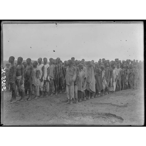 Yoko. Indigènes à la vaccination. [légende d'origine]