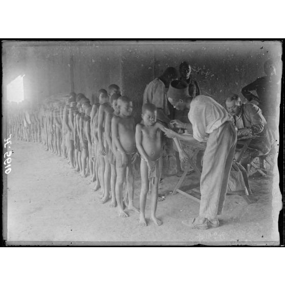 Yoko. Vaccination de 622 indigènes. [légende d'origine]