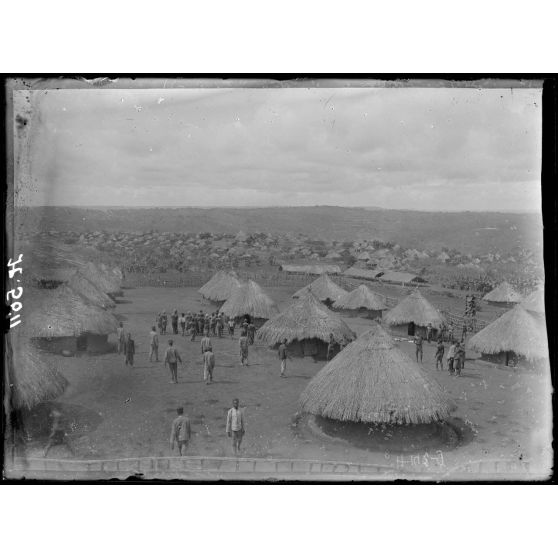 Yoko. Vue générale du camp des tirailleurs. [légende d'origine]