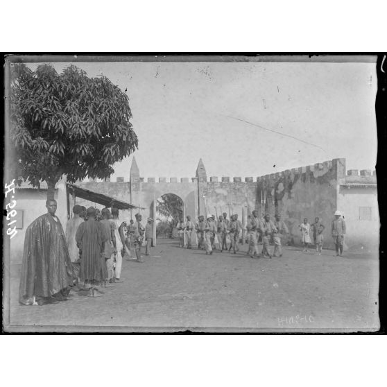 Yoko. Tirailleurs rentant au poste. [légende d'origine]