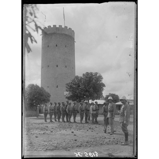 Yoko. Tirailleurs dans la cour du poste. [légende d'origine]