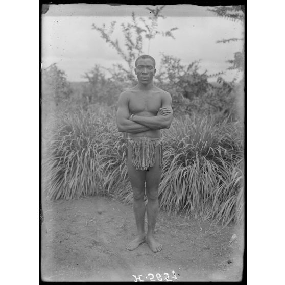 Akonolinga. Type d'homme de race Sso. [légende d'origine]