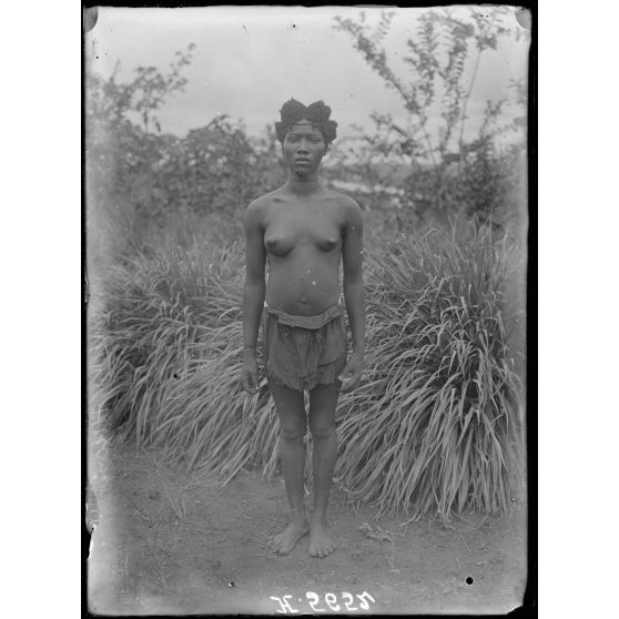 Akonolinga. Type de femme de race Sso. [légende d'origine]