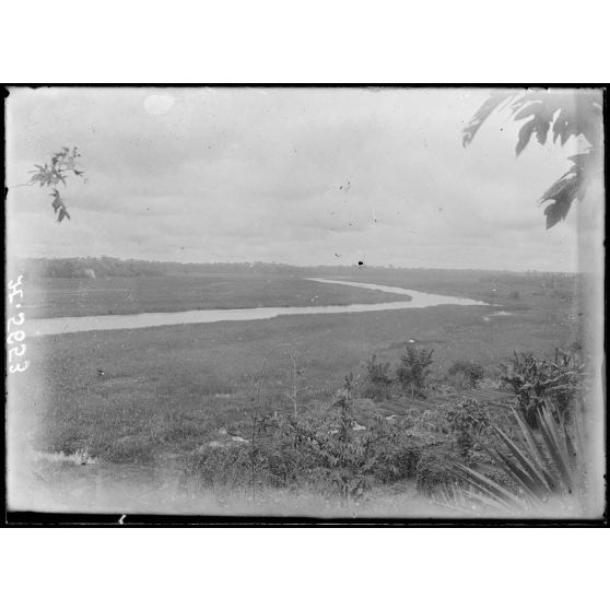 Akonolinga. Vue panoramique de la vallée du Njong (nord). [légende d'origine]