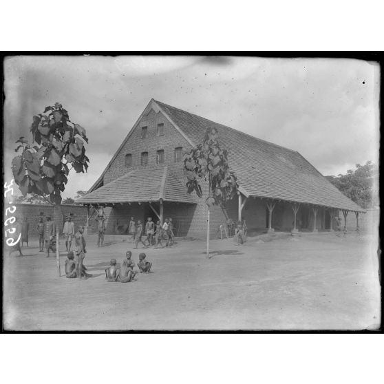 Akonolinga. Poste de garde. [légende d'origine]