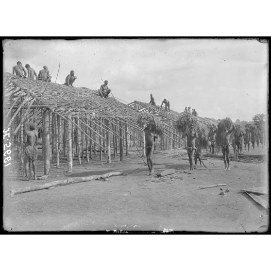 Akonolinga. Construction de cases pour travailleurs. [légende d'origine]