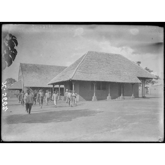 Akonolinga. Maison d'habitation pour passagers. [légende d'origine]