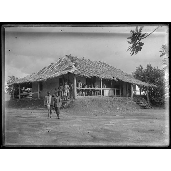 Akonolinga. L'école. [légende d'origine]