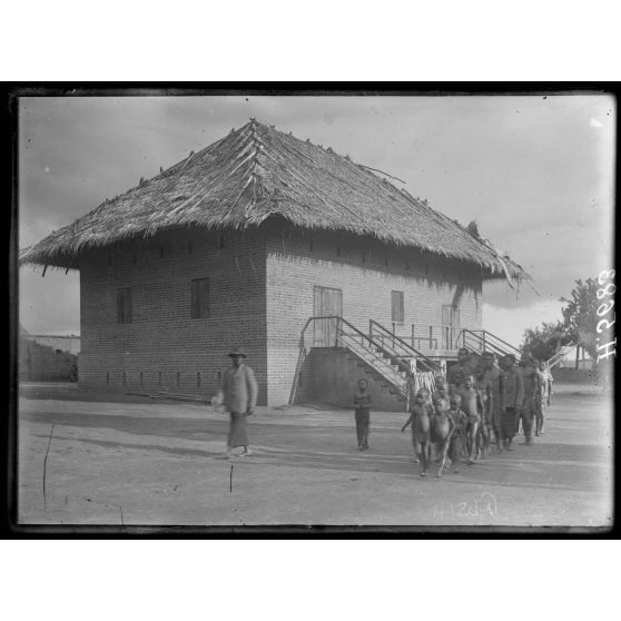 Akonolinga. Magasin aux vivres. [légende d'origine]