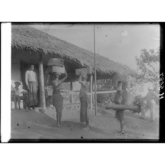 Akonolinga. La poste. Arrivée du courrier de l'est. [légende d'origine]