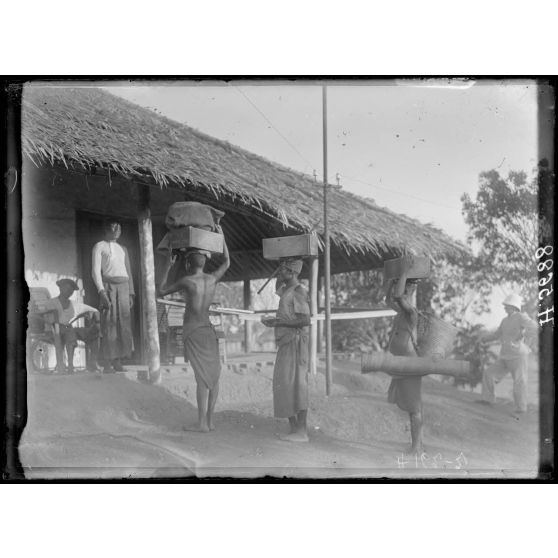 Akonolinga. La poste. Arrivée du courrier de l'est. [légende d'origine]