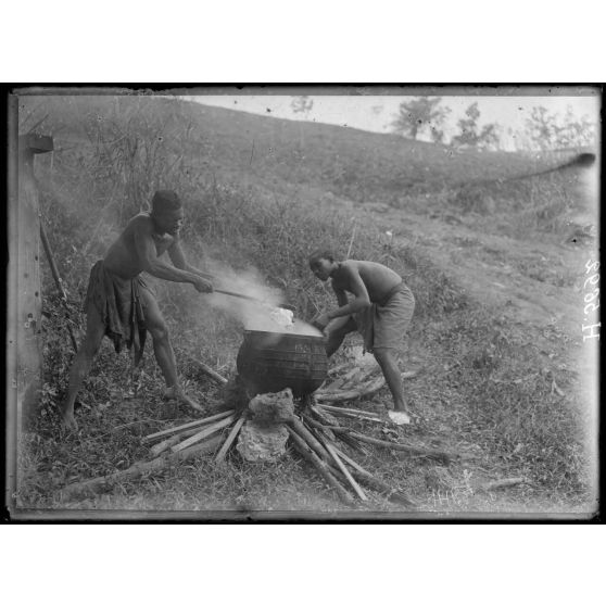 Akonolinga. Coagulation du latex du caoutchouc. [légende d'origine]