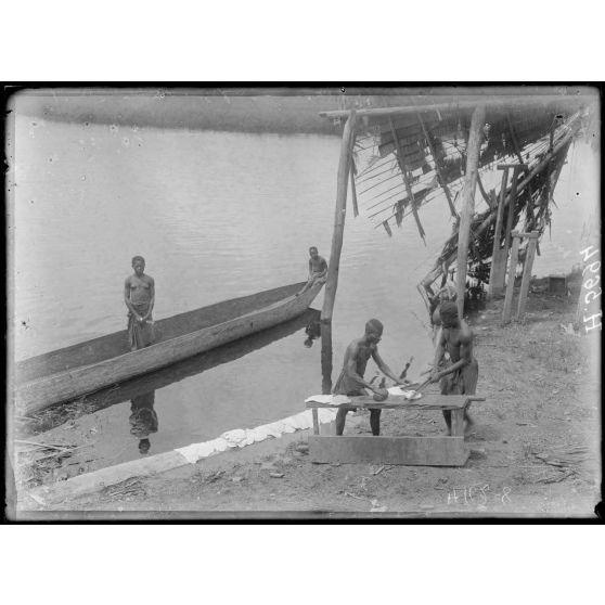 Akonolinga. Roulage en galettes du latex coagulé. [légende d'origine]