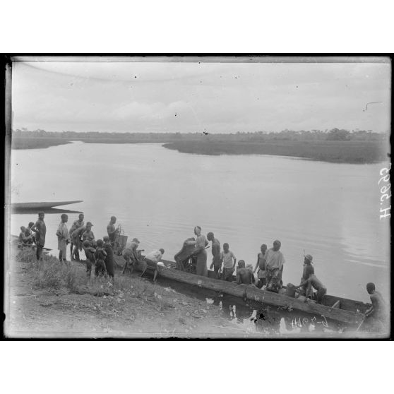 Akonolinga. Départ d'une pirogue sur le Nyong. [légende d'origine]