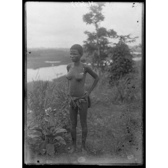 Akonolinga. Type de femme de race Yougonou. [légende d'origine]