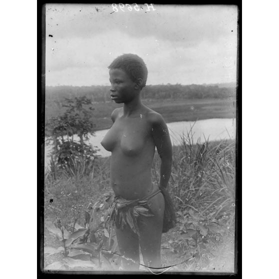 Akonolinga. Type de femme de race Yougonou. [légende d'origine]