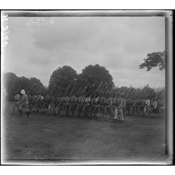 Yaoundé. Tirailleurs à l'exercice sur la place d'armes. [légende d'origine]