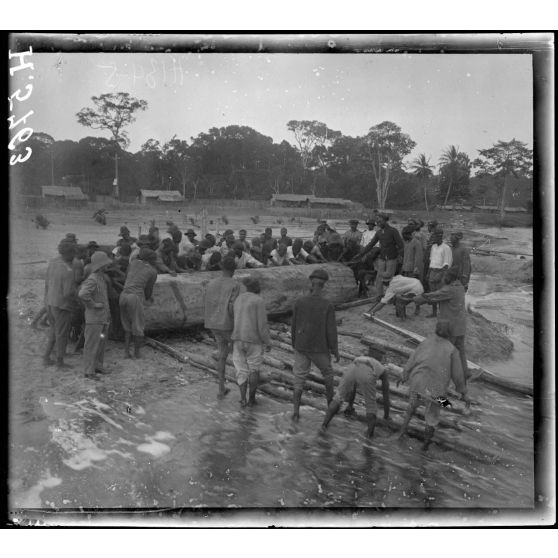 Campo. Embarquement de billes de bois. [légende d'origine]