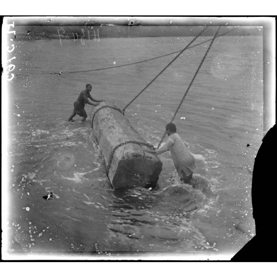 Campo. Embarquement de billes de bois. [légende d'origine]