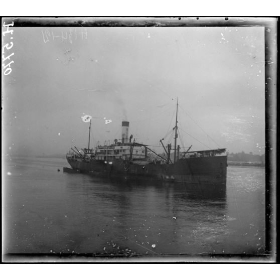 En rade de Douala. Le "Louis Fraissinet". [légende d'origine]