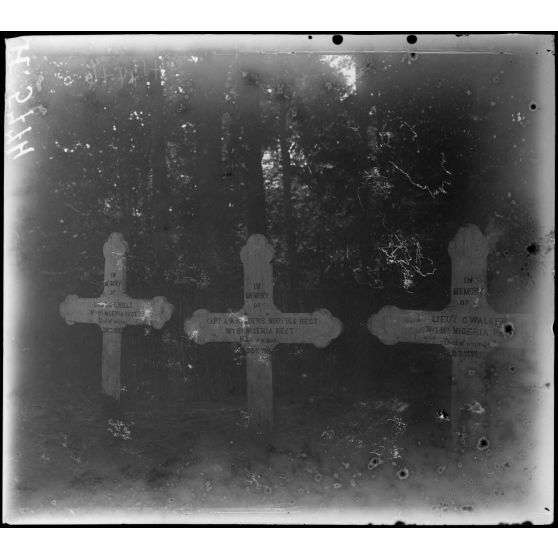 Route d'Eséka à Yaoundé. Tombes d'officiers anglais tués le 26 novembre 1915. [légende d'origine]