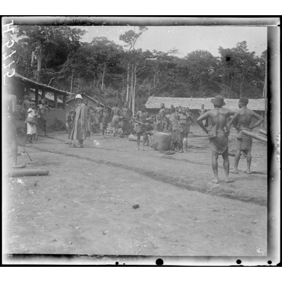 Route d'Eséka à Yaoundé. Entrée du village de Gong Kass Koi. [légende d'origine]